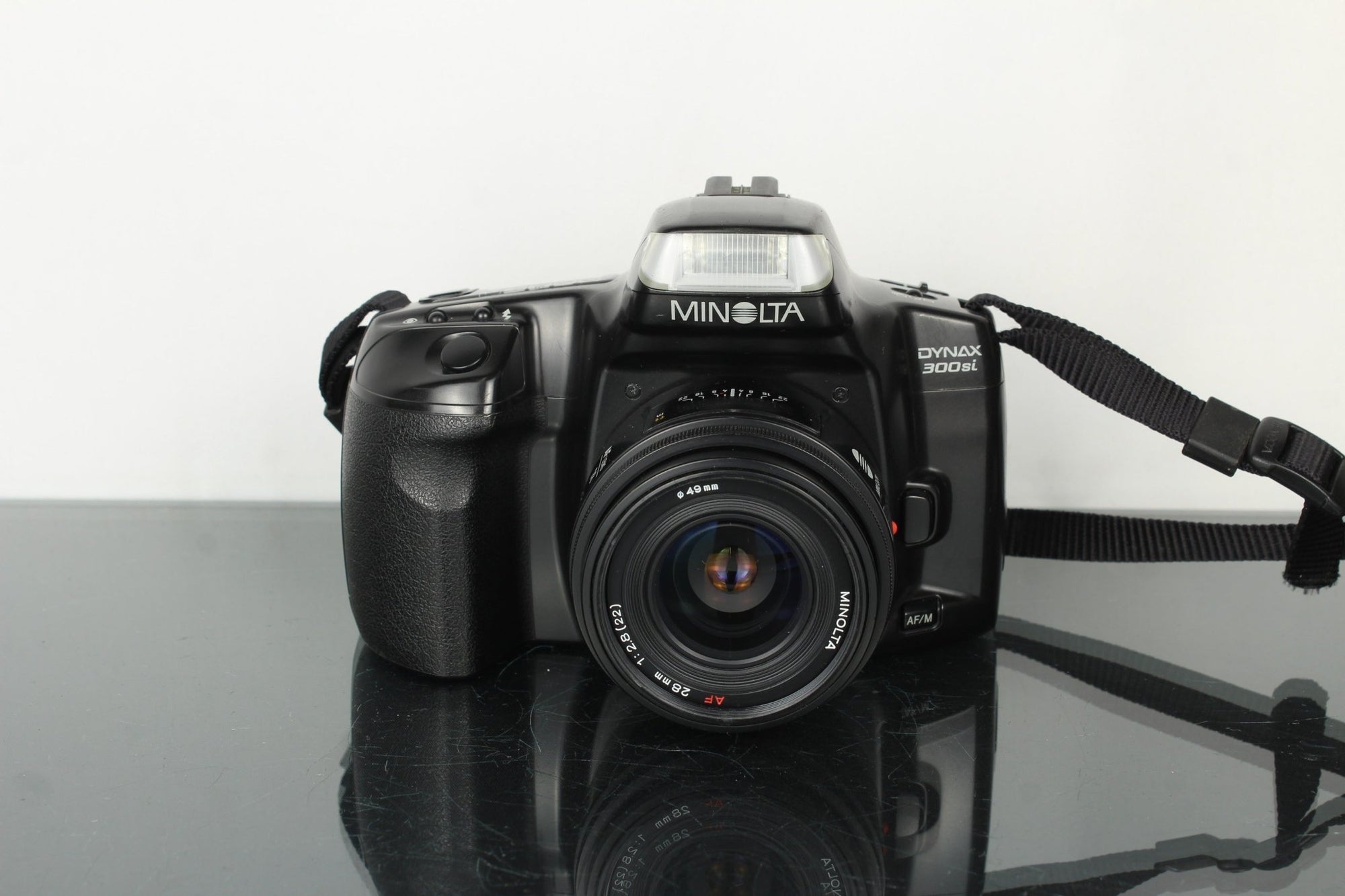 Minolta Dynax 300si AF 28mm f/2.8 - Dutch|Thrift