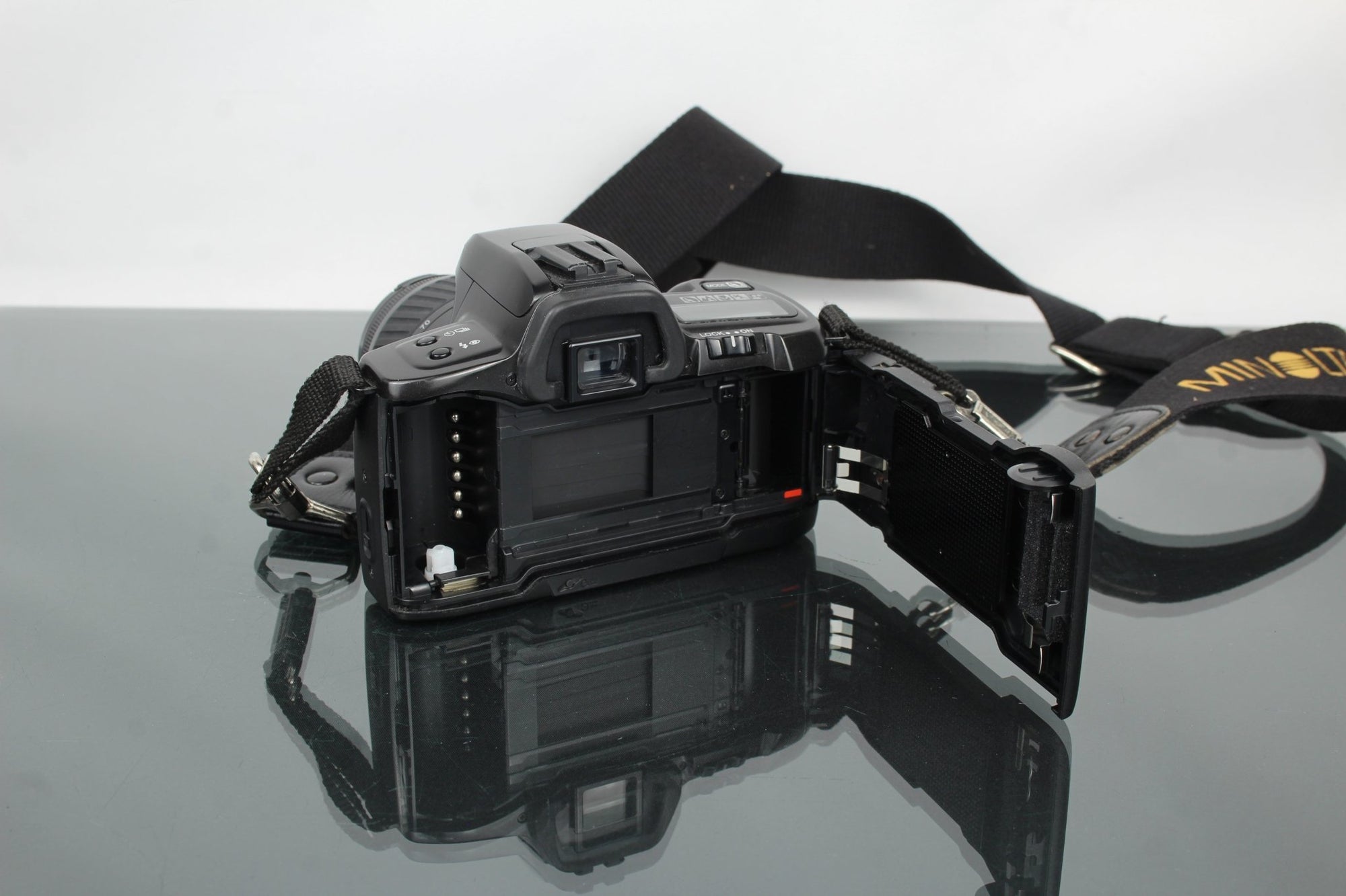 Minolta Dynax 303SI + 35 - 80mm Minolta AF lens - Dutch|Thrift