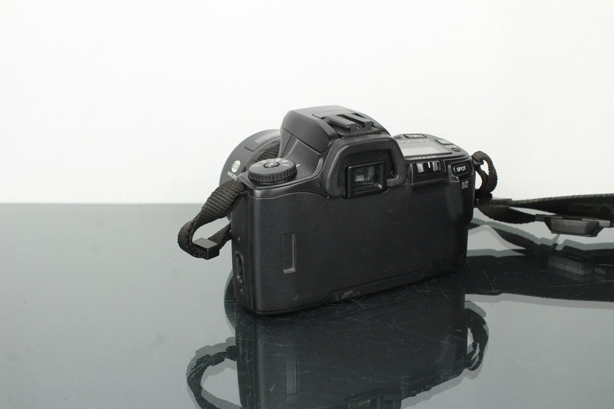 Minolta Dynax 404Si + Minolta AF Zoom 35 - 105mm 3.5 - 4.5 lens - Dutch|Thrift