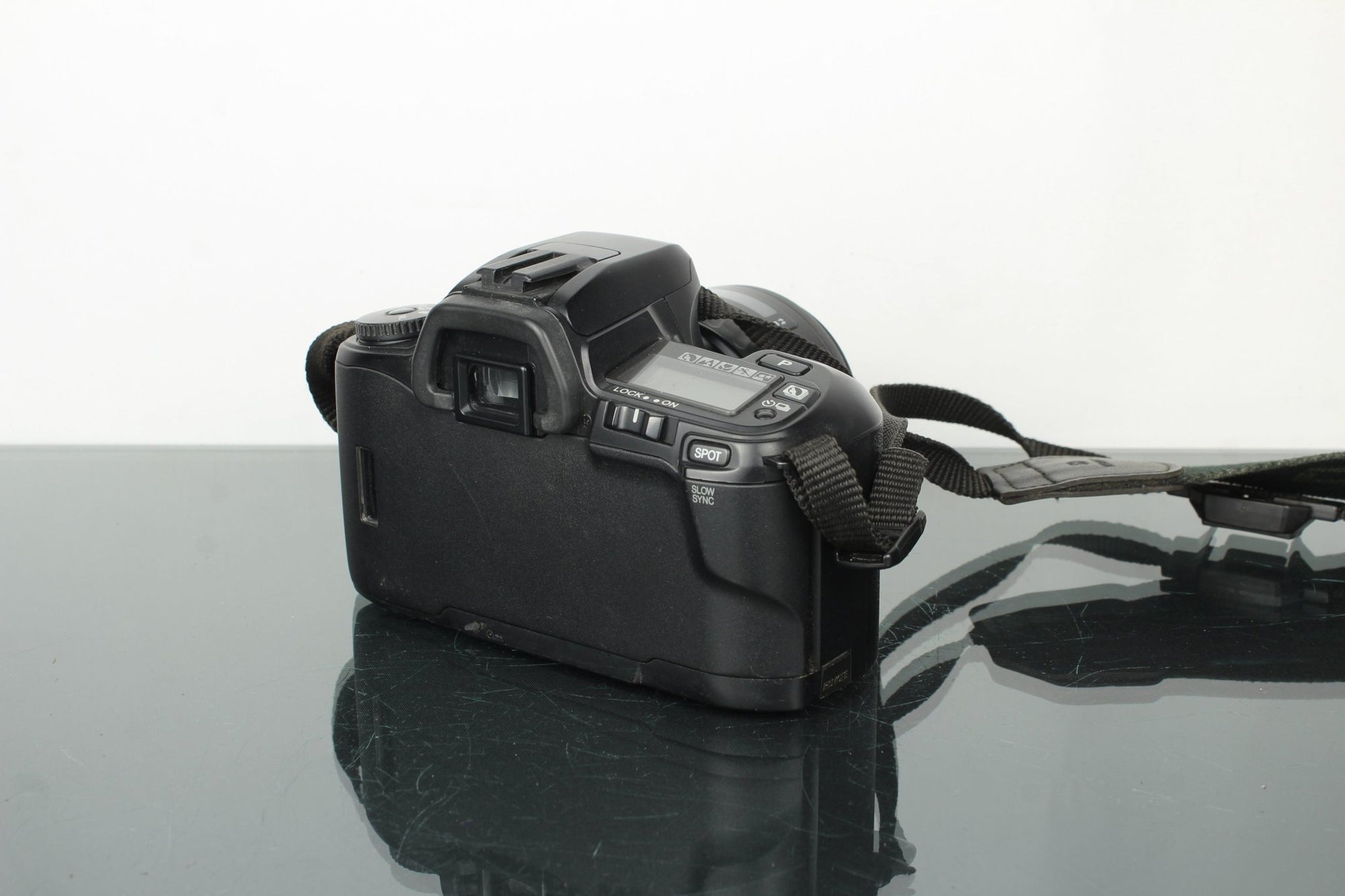 Minolta Dynax 404Si + Minolta AF Zoom 35 - 105mm 3.5 - 4.5 lens - Dutch|Thrift