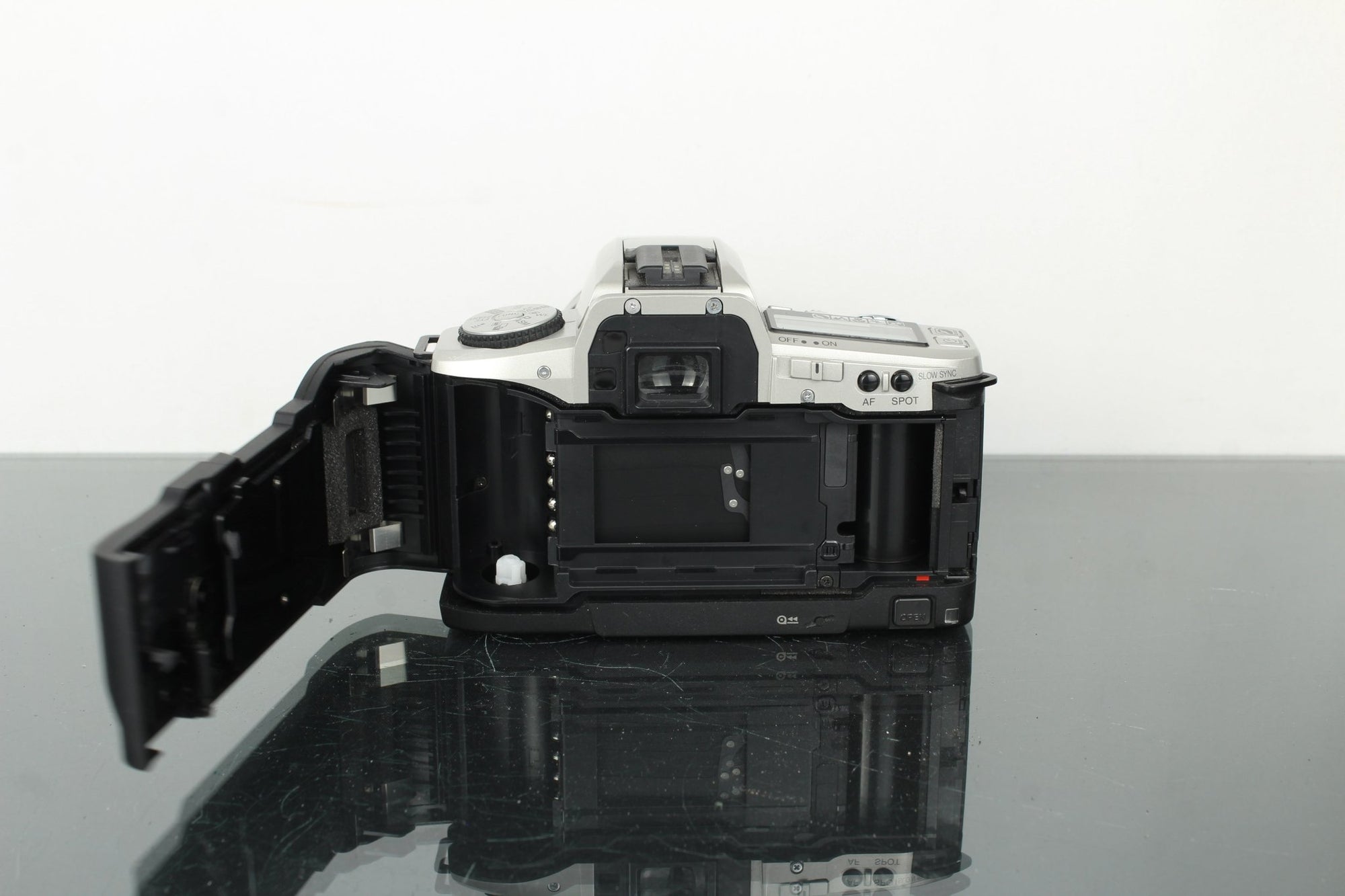 Minolta Dynax 5 + Minolta AF 35 - 70mm 1:3.5 - 4.5 lens - Dutch|Thrift