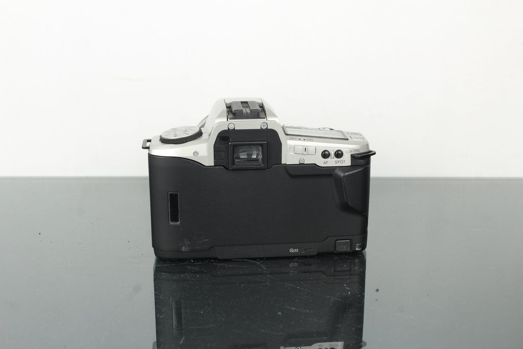 Minolta Dynax 5 + Minolta AF 35 - 70mm 1:3.5 - 4.5 lens - Dutch|Thrift