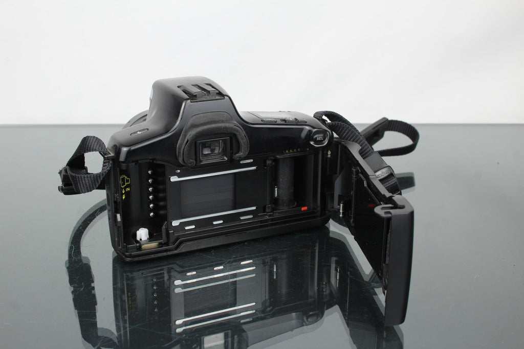 Minolta Dynax 5000i + Minolta 35 - 80mm 1:4 - 5.6 - Dutch|Thrift