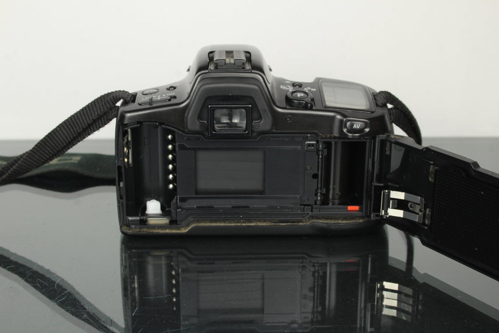 Minolta Dynax 500si + 35 - 80mm 1:4 - 5,6 lens - Dutch|Thrift