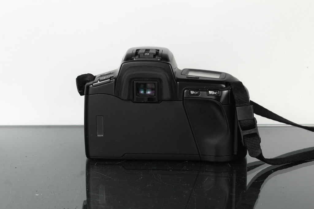 Minolta Dynax 5xi + Minolta Power Zoom 35 - 80mm 1:4 - 5.6 - Dutch|Thrift