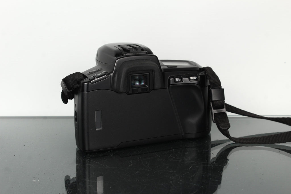 Minolta Dynax 5xi + Minolta Power Zoom 35 - 80mm 1:4 - 5.6 - Dutch|Thrift