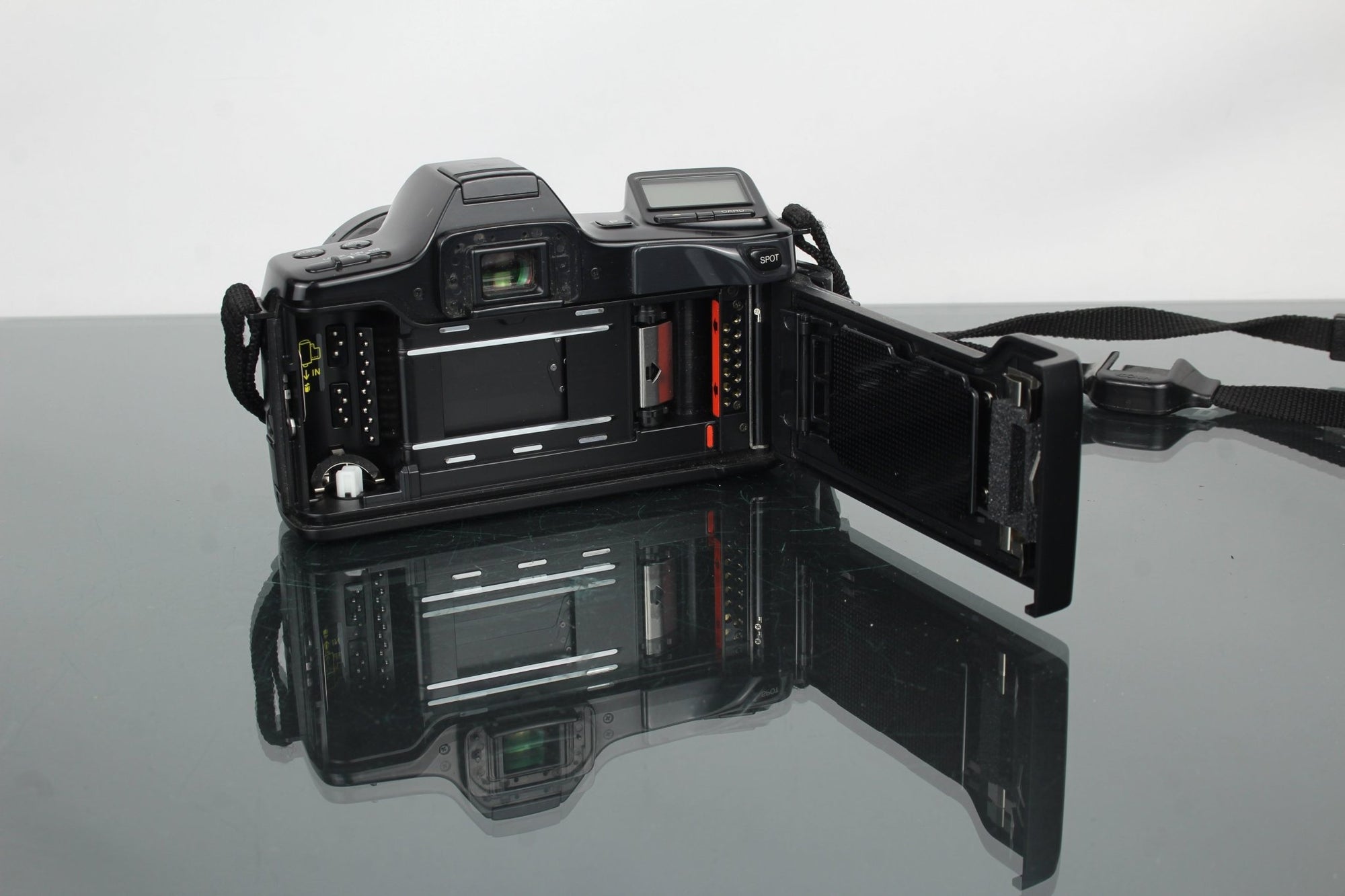 Minolta Dynax 7000I + 35 - 80mm Minolta AF lens - Dutch|Thrift