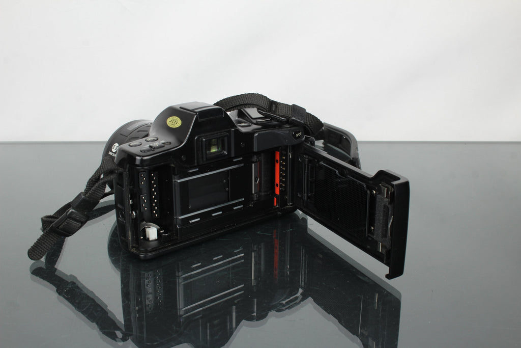 Minolta Dynax 7000i + 50mm Lens - Dutch|Thrift