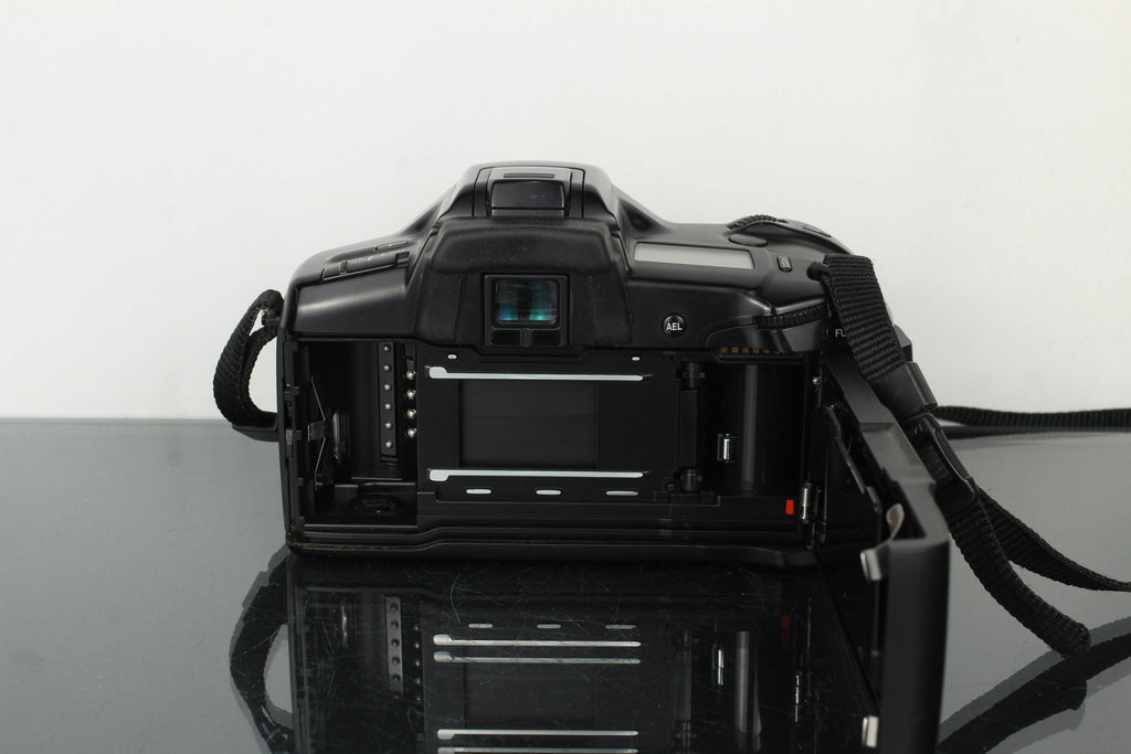 Minolta Dynax 7xi AF 50mm f/1.7 - Dutch|Thrift