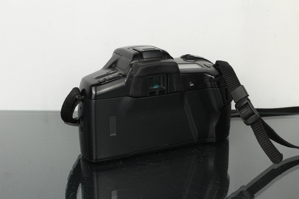 Minolta Dynax 7xi AF 50mm f/1.7 - Dutch|Thrift