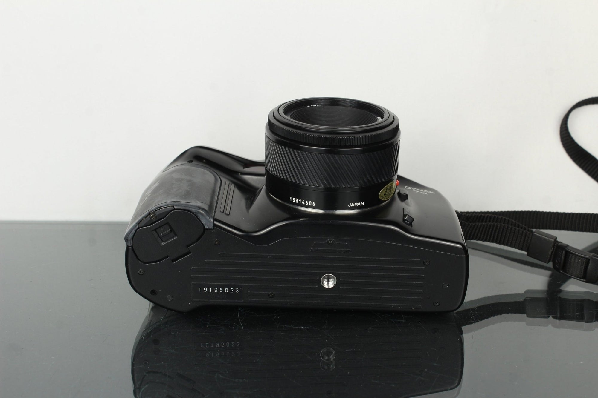 Minolta Dynax 7xi AF 50mm f/1.7 - Dutch|Thrift