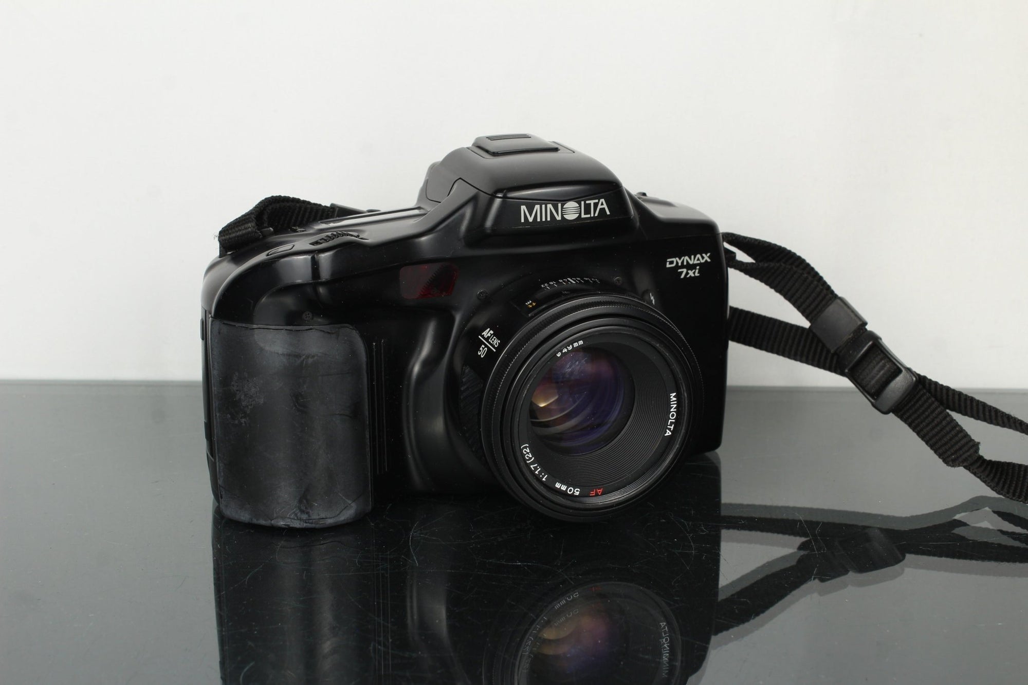 Minolta Dynax 7xi AF 50mm f/1.7 - Dutch|Thrift