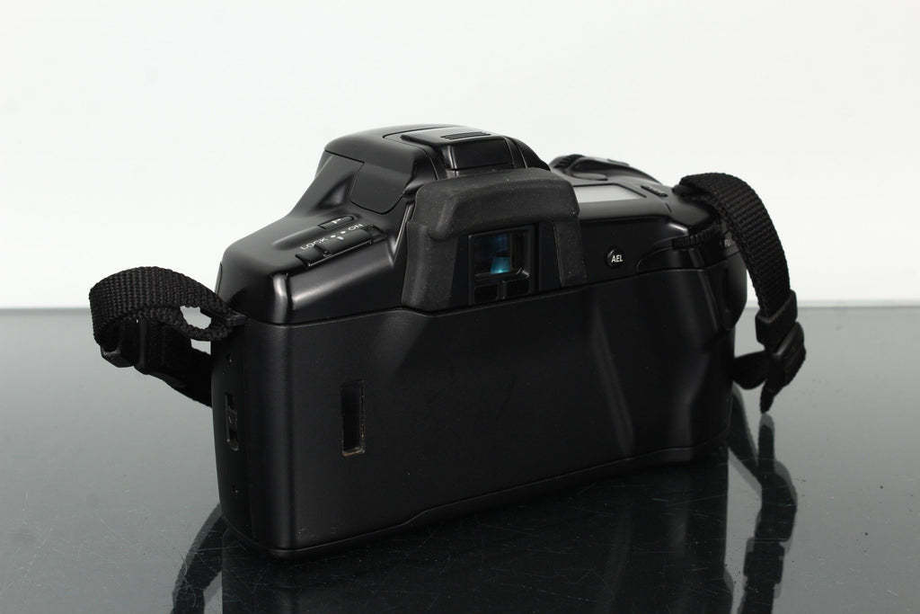 Minolta Dynax 7xi + Minolta AF 50mm 1:1.7 - Dutch|Thrift