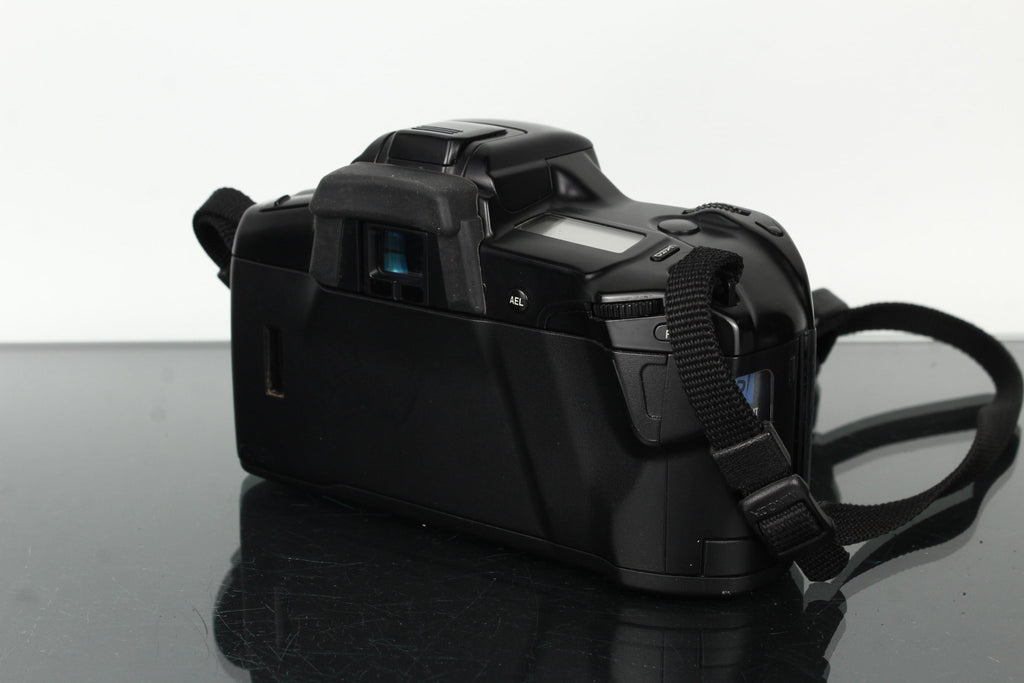 Minolta Dynax 7xi + Minolta AF 50mm 1:1.7 - Dutch|Thrift