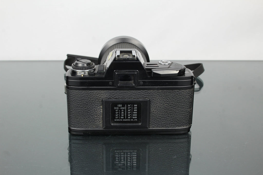 Minolta X - 300 + Cosina 28 - 200mm 1:3.8 - 5.6 - Dutch|Thrift