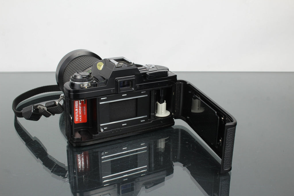 Minolta X - 300 + Cosina 28 - 200mm 1:3.8 - 5.6 - Dutch|Thrift