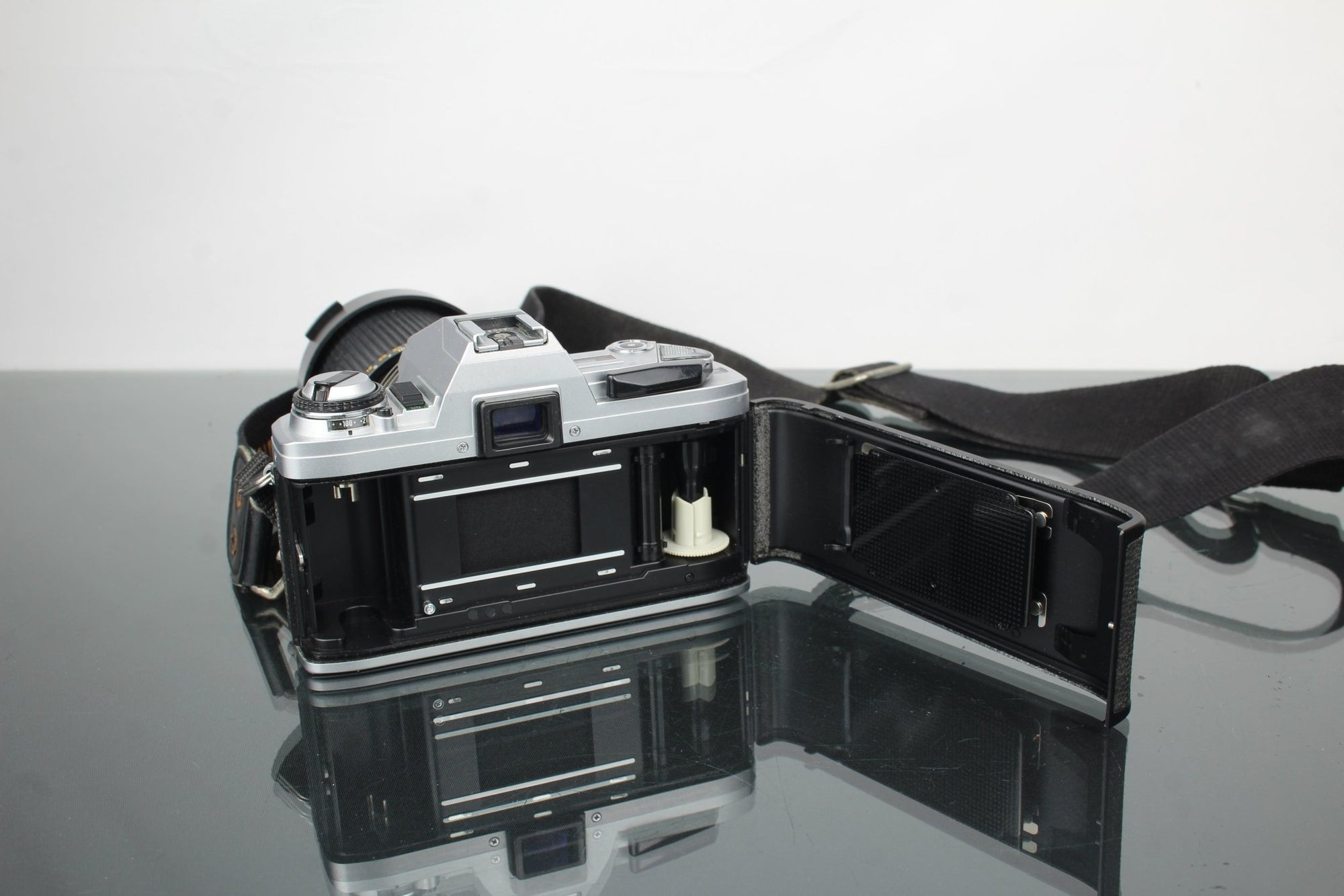 Minolta X - 300 + MD 35 - 135mm 1:3.5 - 4.5 lens - Dutch|Thrift