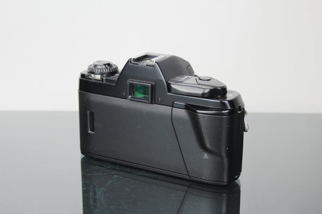 Minolta X - 300s + 50mm 1:2 Minolta MD lens - Dutch|Thrift