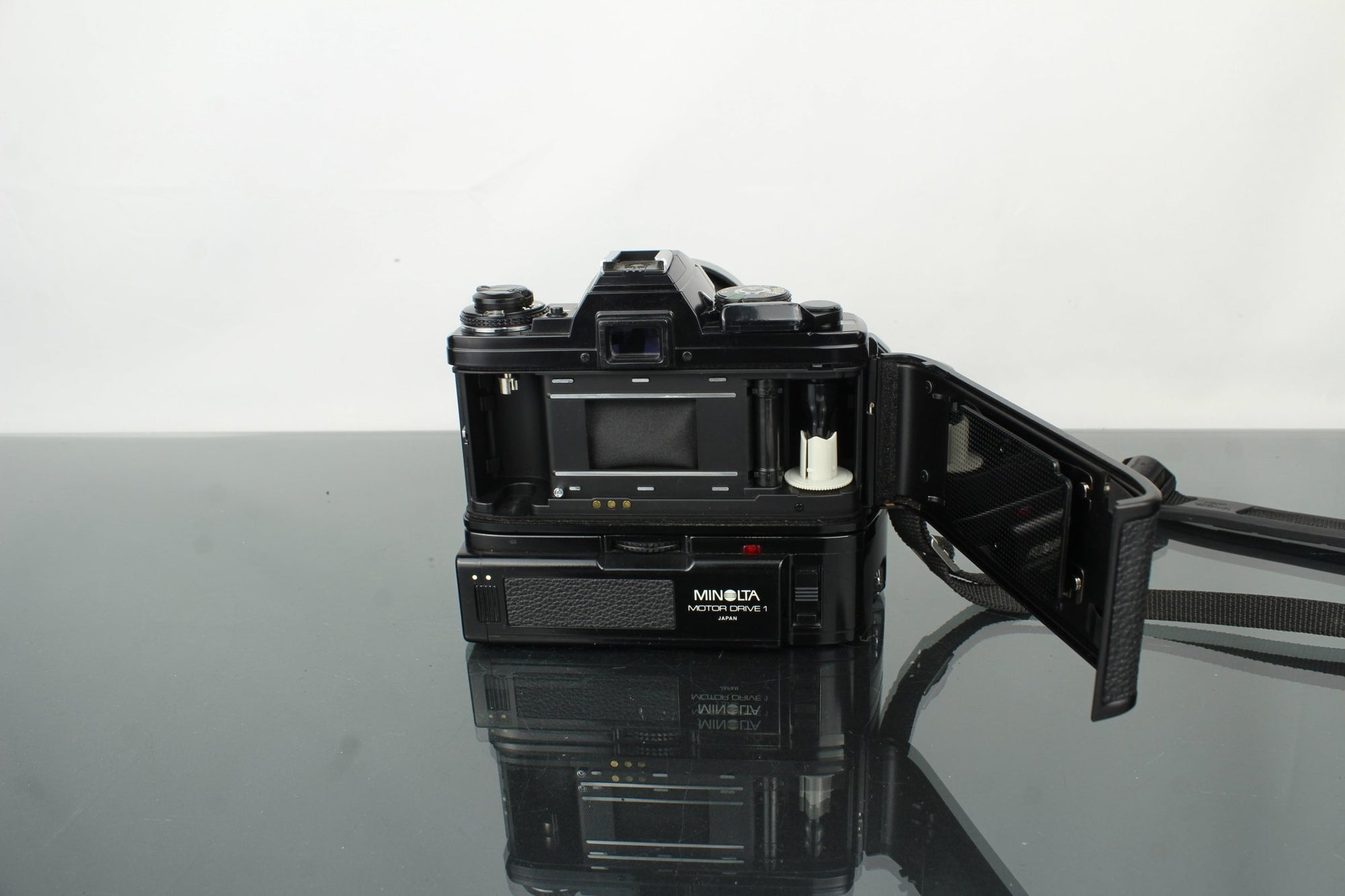 Minolta X - 700 + Minolta MD Zoom 35 - 105mm 1:3.5 - 4.5 lens - Dutch|Thrift