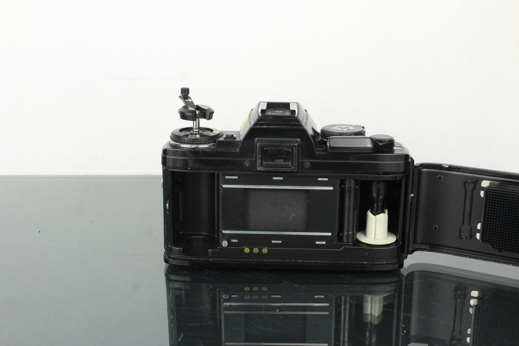 Minolta X - 700 MPS + Minolta MD 135mm 1:2.8 lens - Dutch|Thrift