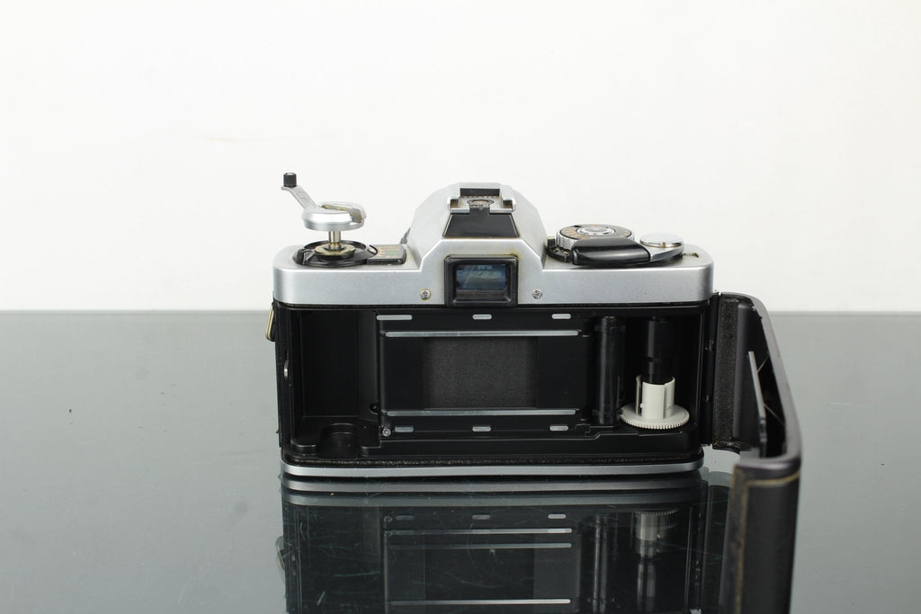 Minolta XG 9 + Minolta MD 28 - 70mm 1:3.5 - 4.8 lens - Dutch|Thrift