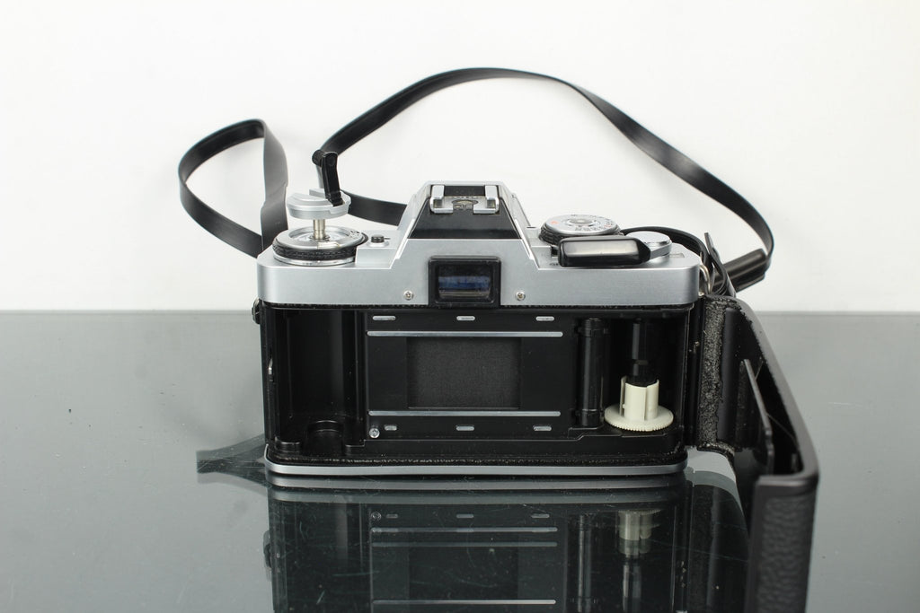 Minolta XG - M + 45mm 1:2 Minolta MD lens - Dutch|Thrift