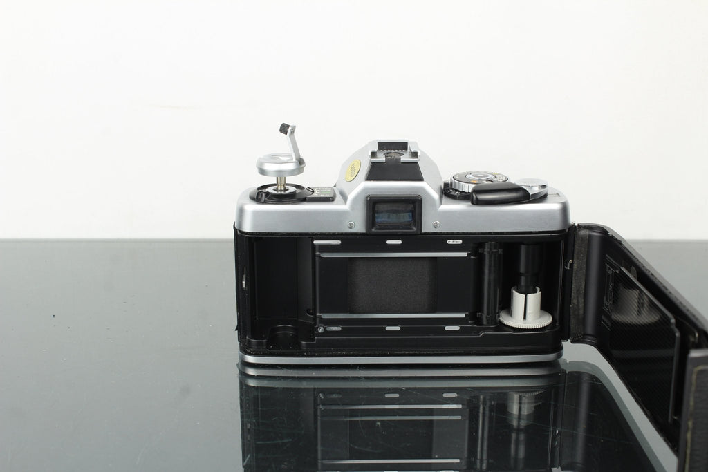 Minolta XG2 + Minolta MD 135mm 1:3.5 lens - Dutch|Thrift