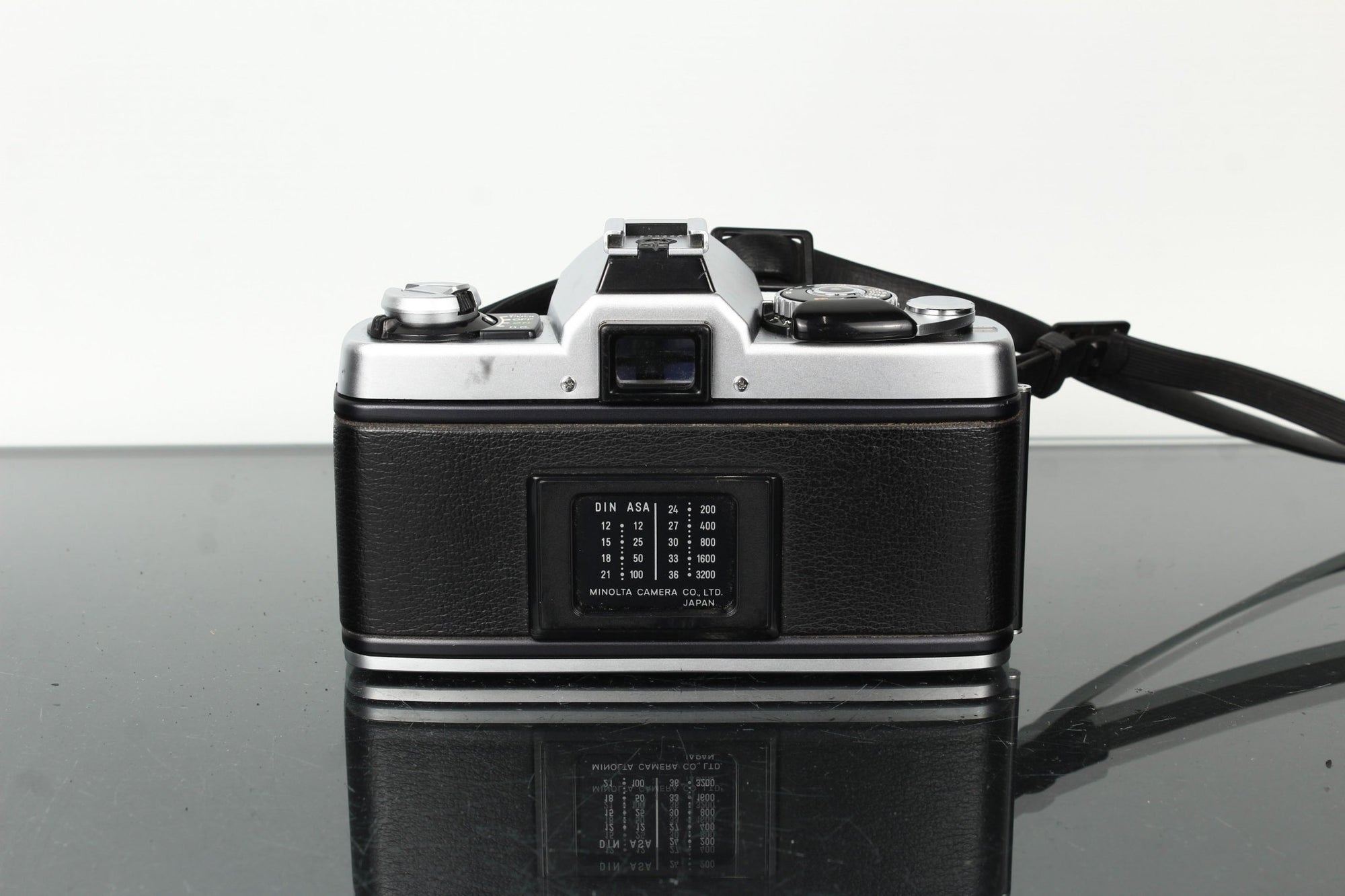 Minolta XG2 + Minolta MD 28mm f/3.5 - Dutch|Thrift