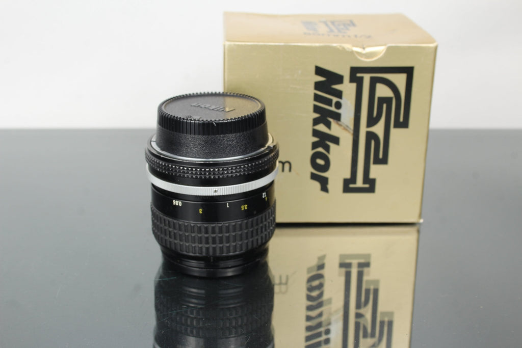 Nikkor F 85mm f/2 Nikon F - Mount - Dutch|Thrift