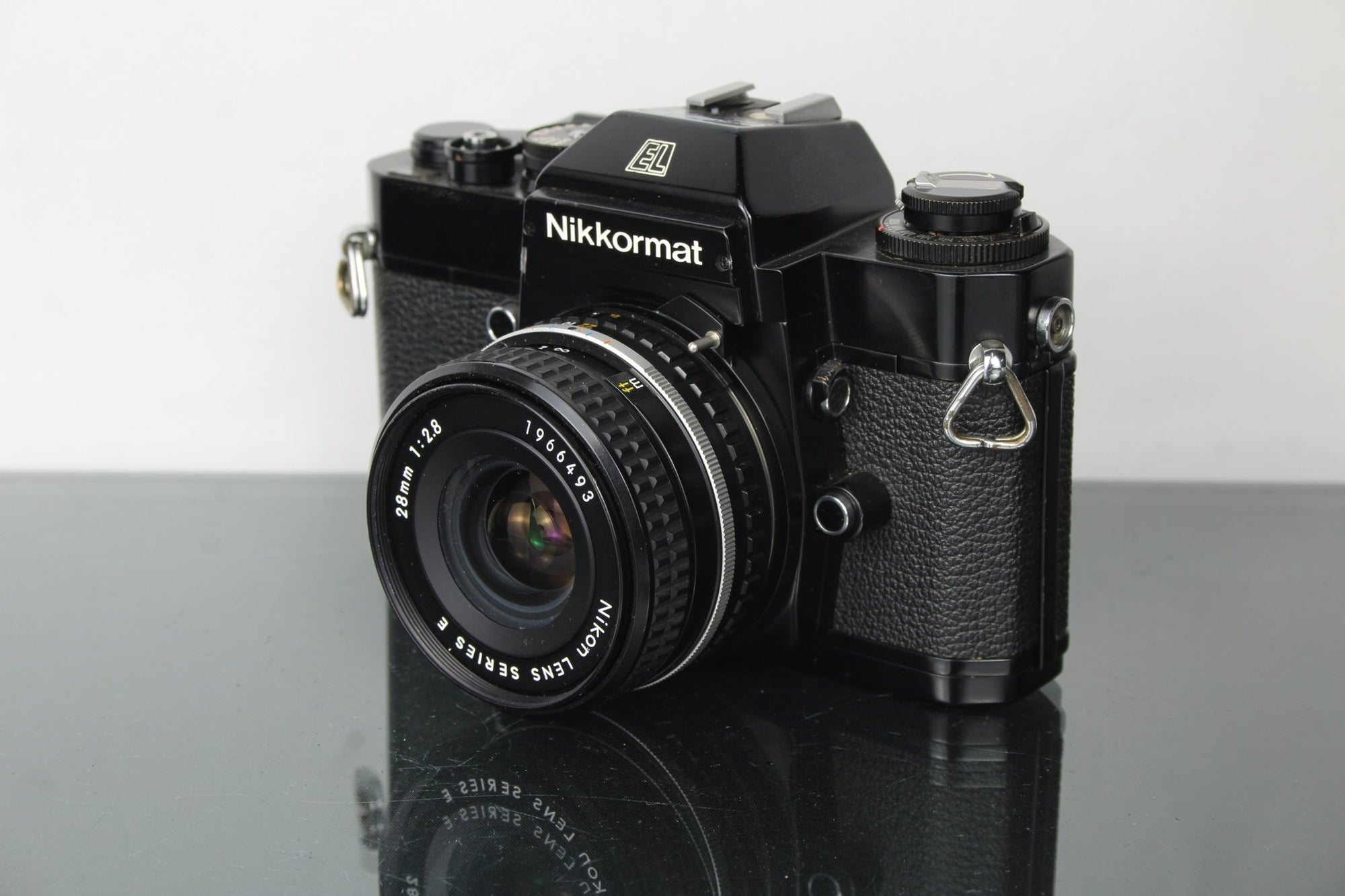 Nikkormat EL + Nikon E 28mm 2.8 lens (Nikon F mount) - Dutch|Thrift