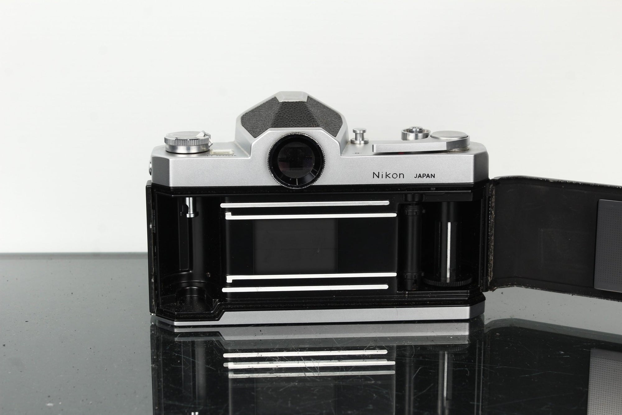 Nikkormat FT 3833076 + Nikon 28mm 1:3.5 - Dutch|Thrift