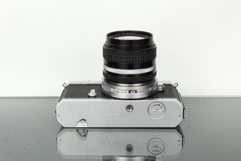 Nikkormat FT 3833076 + Nikon 28mm 1:3.5 - Dutch|Thrift