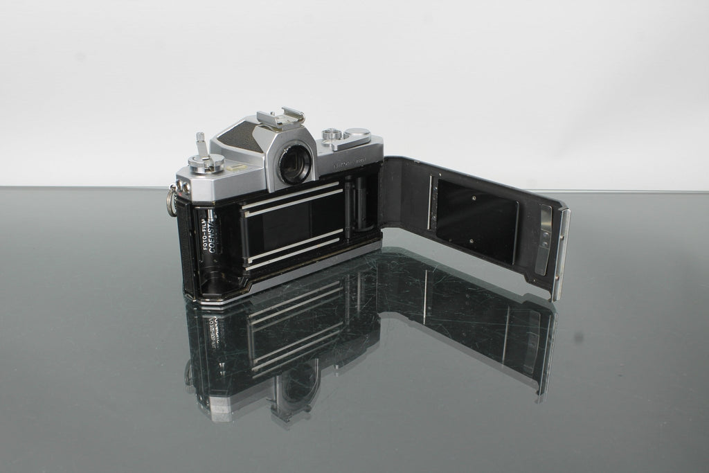 Nikkormat FT + Nikkor - H 28mm f/3.5 - Dutch|Thrift