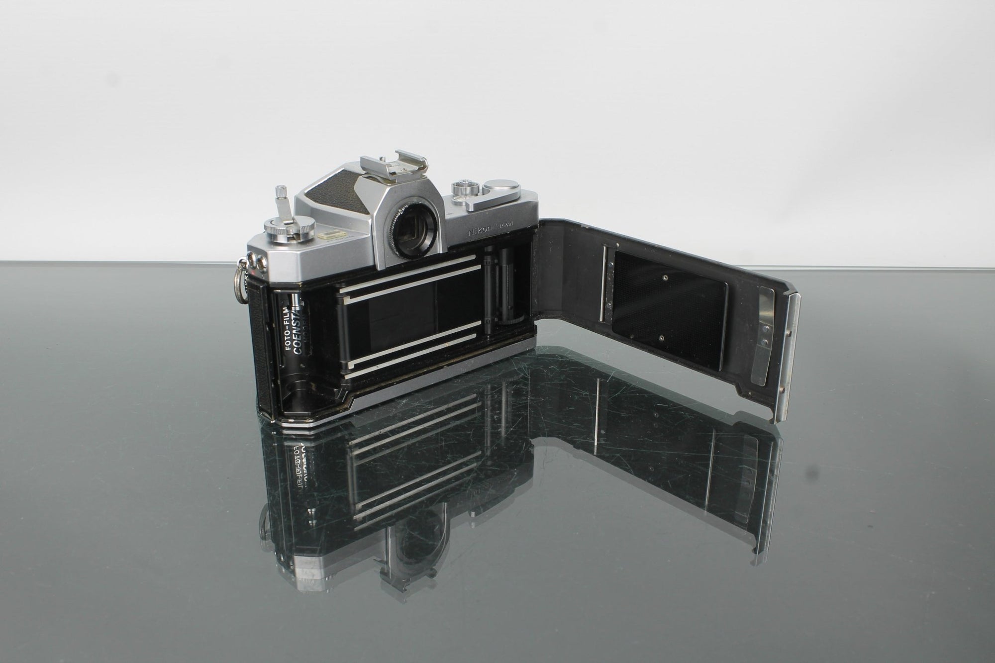 Nikkormat FT + Nikkor - H 28mm f/3.5 - Dutch|Thrift