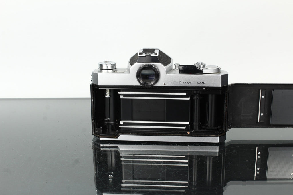 Nikkormat FT2 5031305 + Nikkor 50mm f/2 - Dutch|Thrift