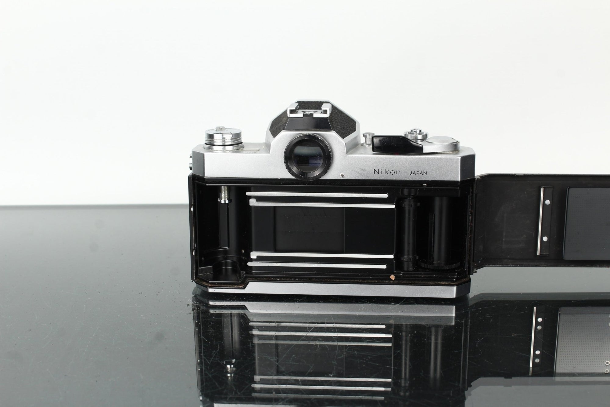 Nikkormat FT2 5031305 + Nikkor 50mm f/2 - Dutch|Thrift