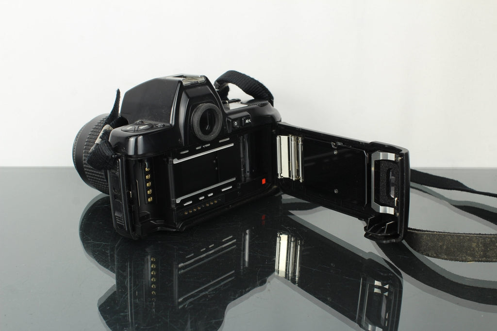 Nikon AF F - 801S + Nikon AF Nikkor 35 - 80mm 1:4 - 5.6D lens (F - mount) - Dutch|Thrift