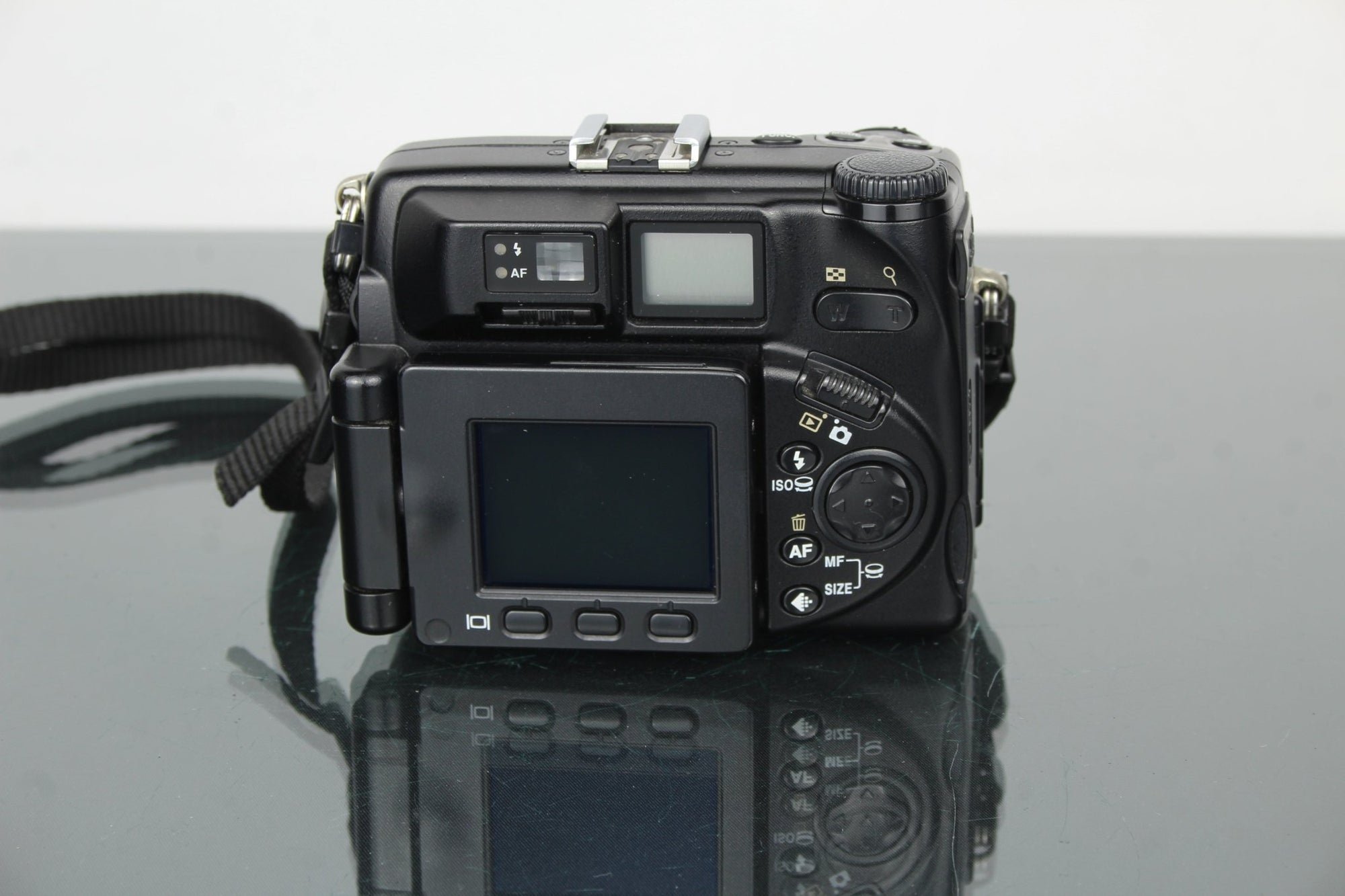 Nikon Coolpix 5000 - Dutch|Thrift