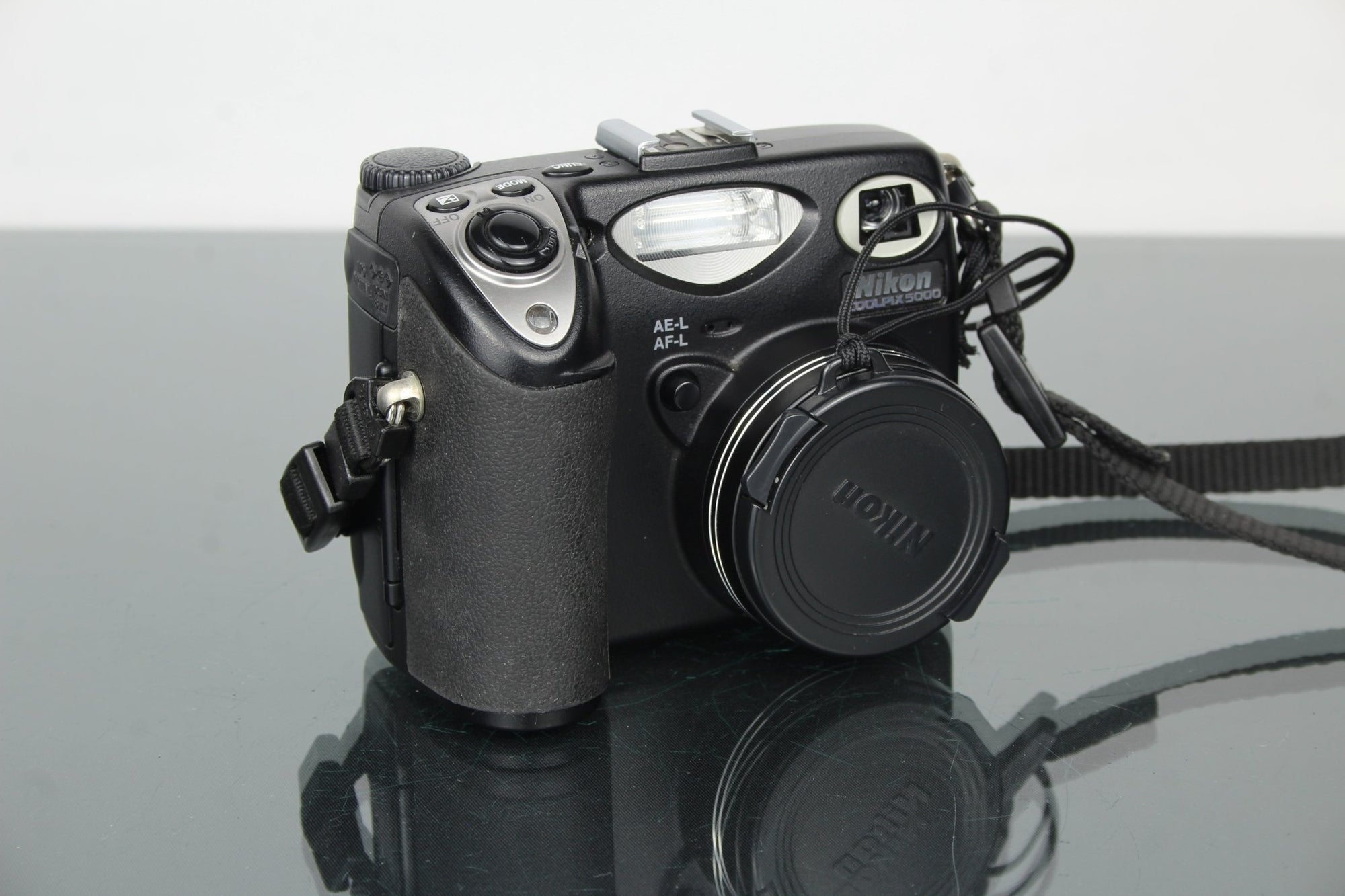 Nikon Coolpix 5000 - Dutch|Thrift