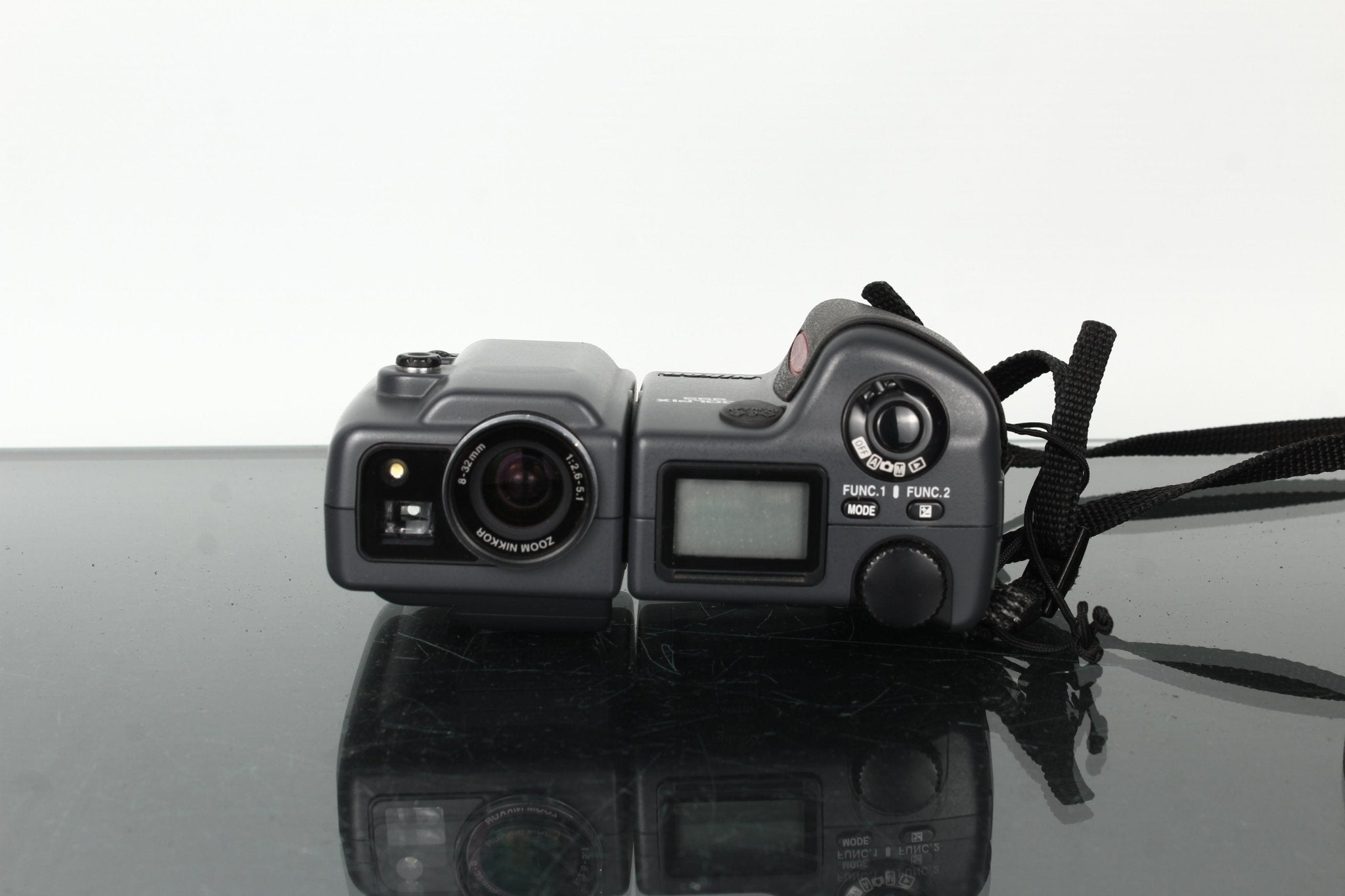 Nikon Coolpix 995 Digital Camera - Swivel Body Compact – Dutch|Thrift