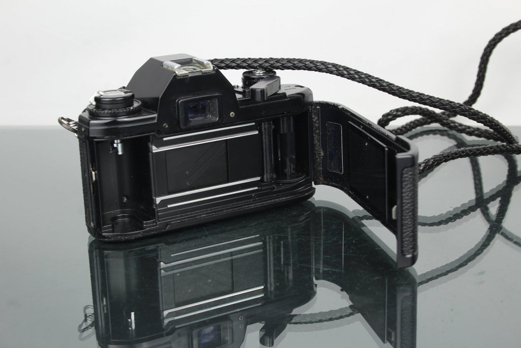 Nikon EM + 50mm 1.8 Nikon lens - Dutch|Thrift