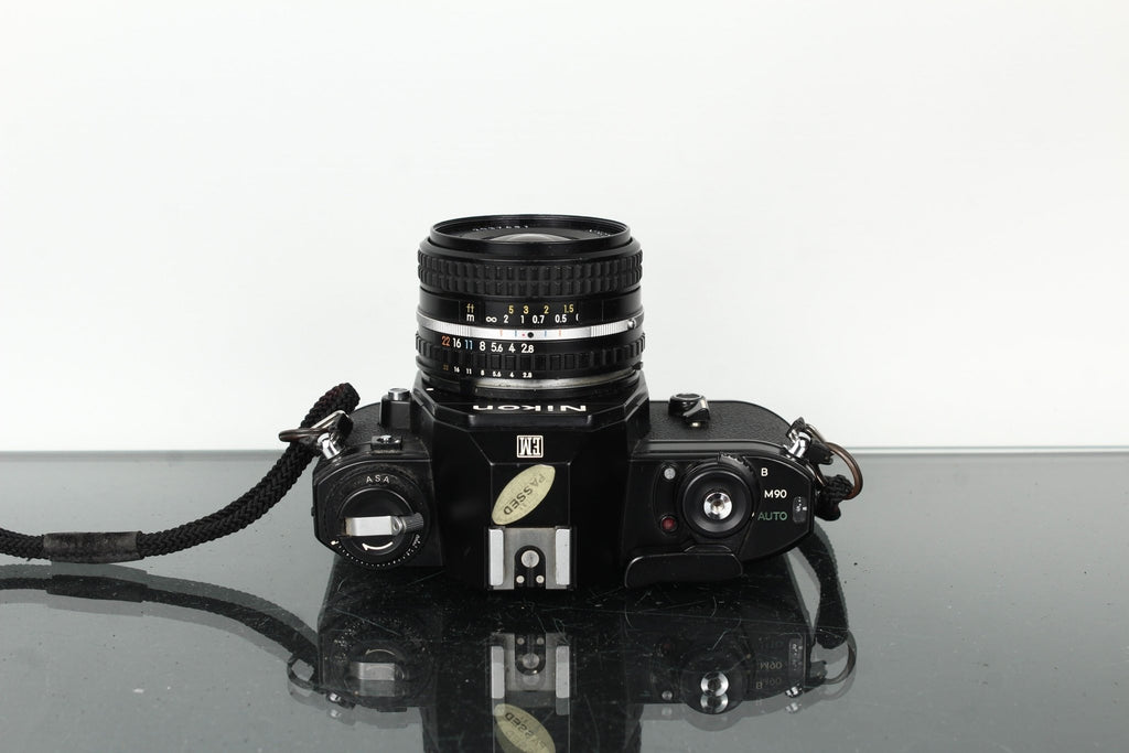 Nikon EM + Nikon E 28mm 1:2.8 - Dutch|Thrift