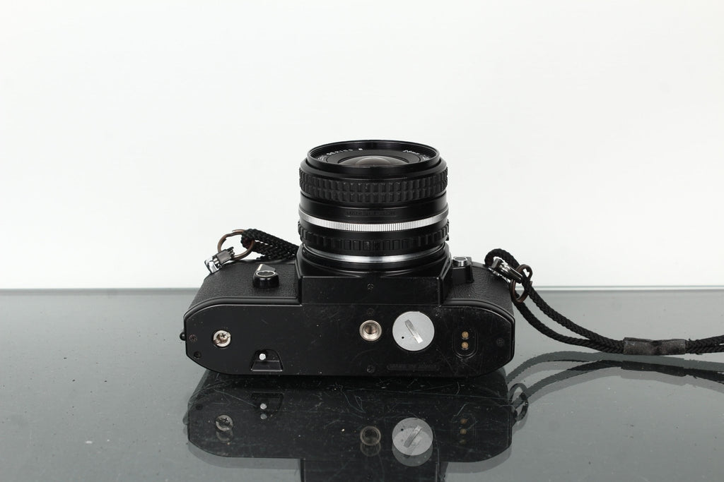 Nikon EM + Nikon E 28mm 1:2.8 - Dutch|Thrift