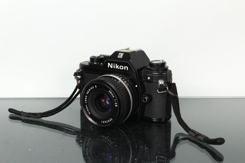 Nikon EM + Nikon E 28mm 1:2.8 - Dutch|Thrift