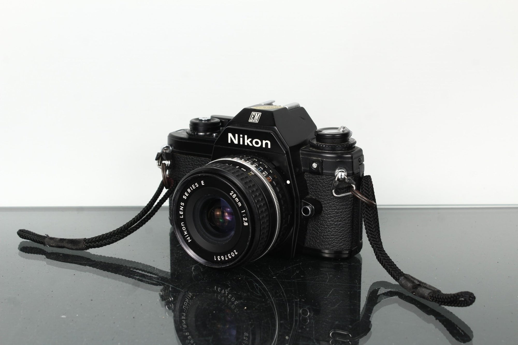 Nikon EM + Nikon E 28mm 1:2.8 - Dutch|Thrift