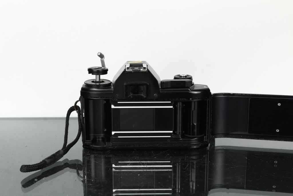 Nikon EM + Nikon E 28mm 1:2.8 - Dutch|Thrift