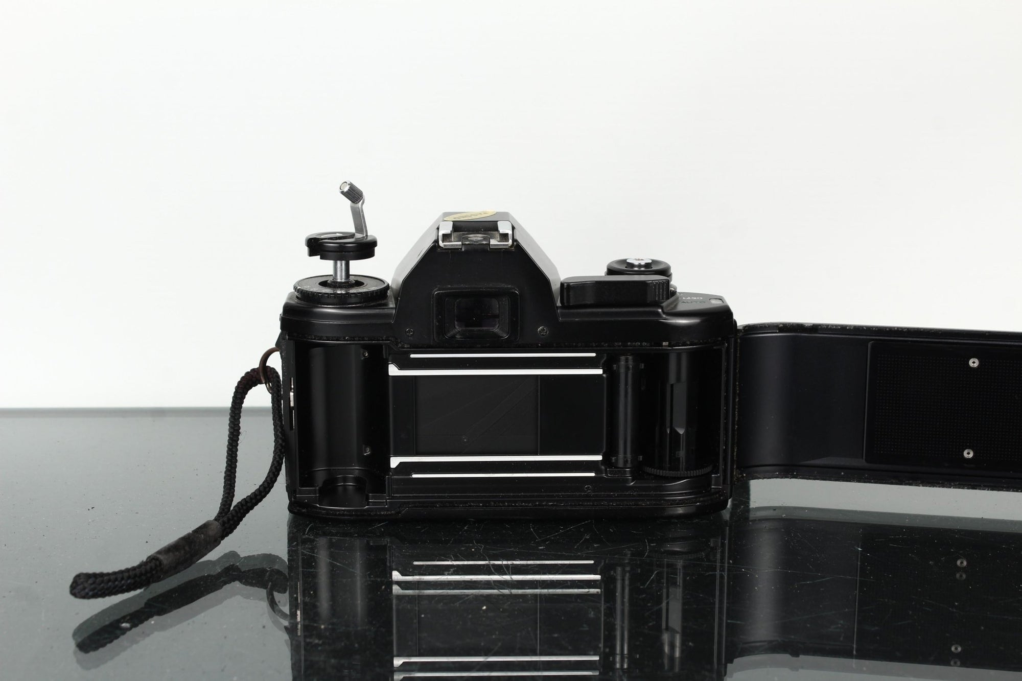 Nikon EM + Nikon E 28mm 1:2.8 - Dutch|Thrift