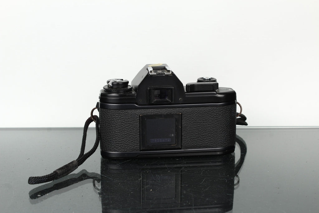 Nikon EM + Nikon E 28mm 1:2.8 - Dutch|Thrift