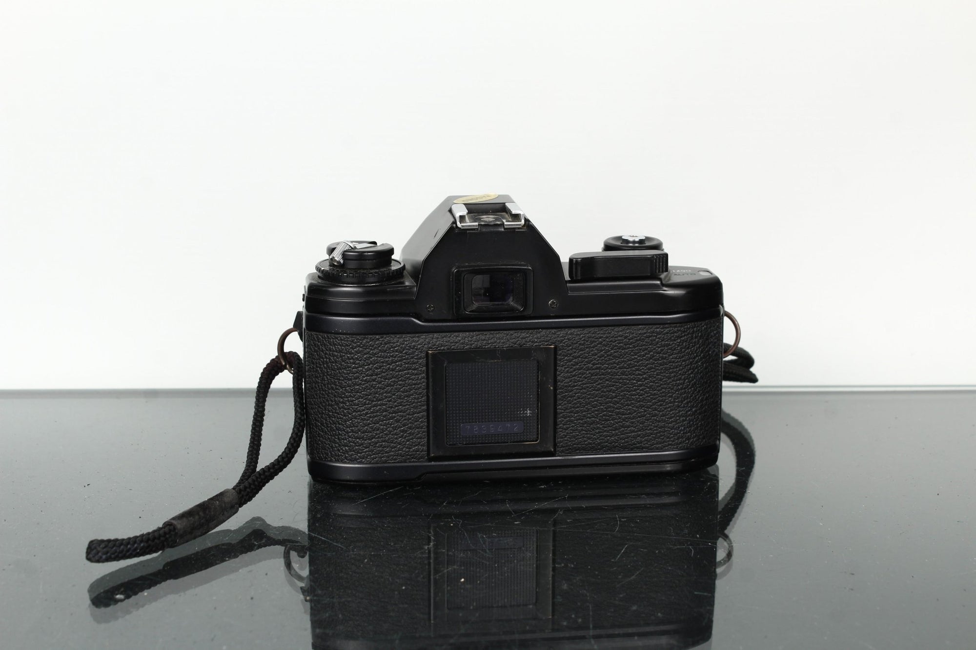 Nikon EM + Nikon E 28mm 1:2.8 - Dutch|Thrift