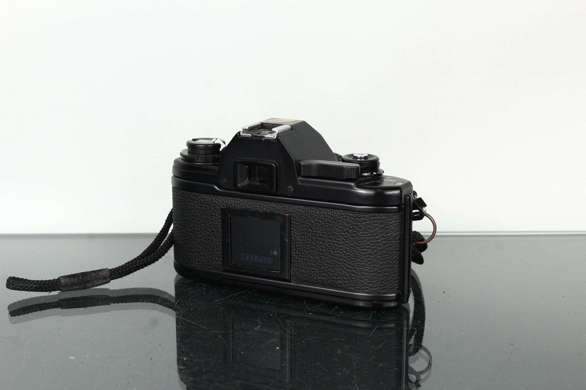 Nikon EM + Nikon E 28mm 1:2.8 - Dutch|Thrift